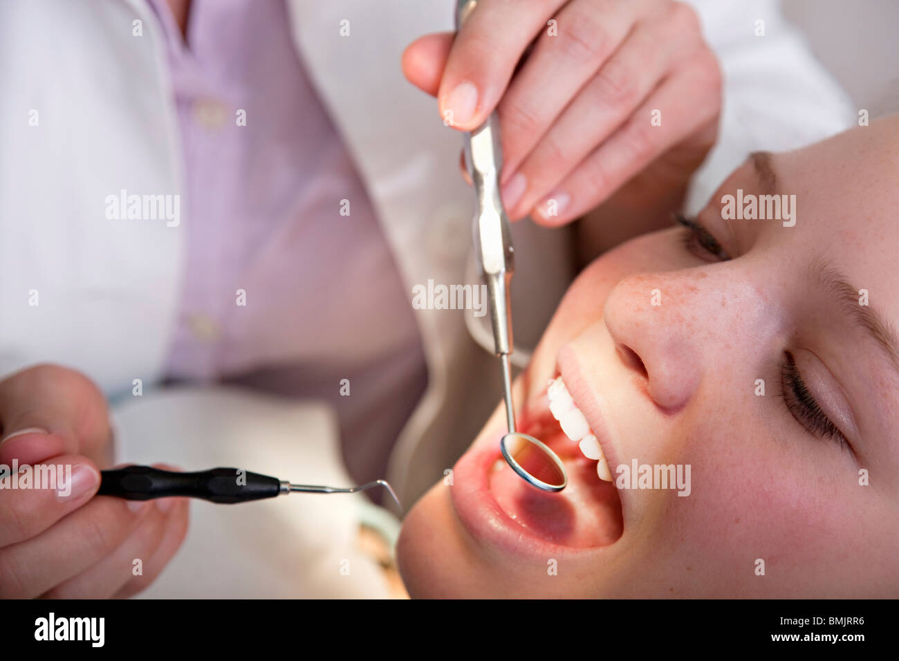 Comprobación dentista dientes del paciente Foto de stock