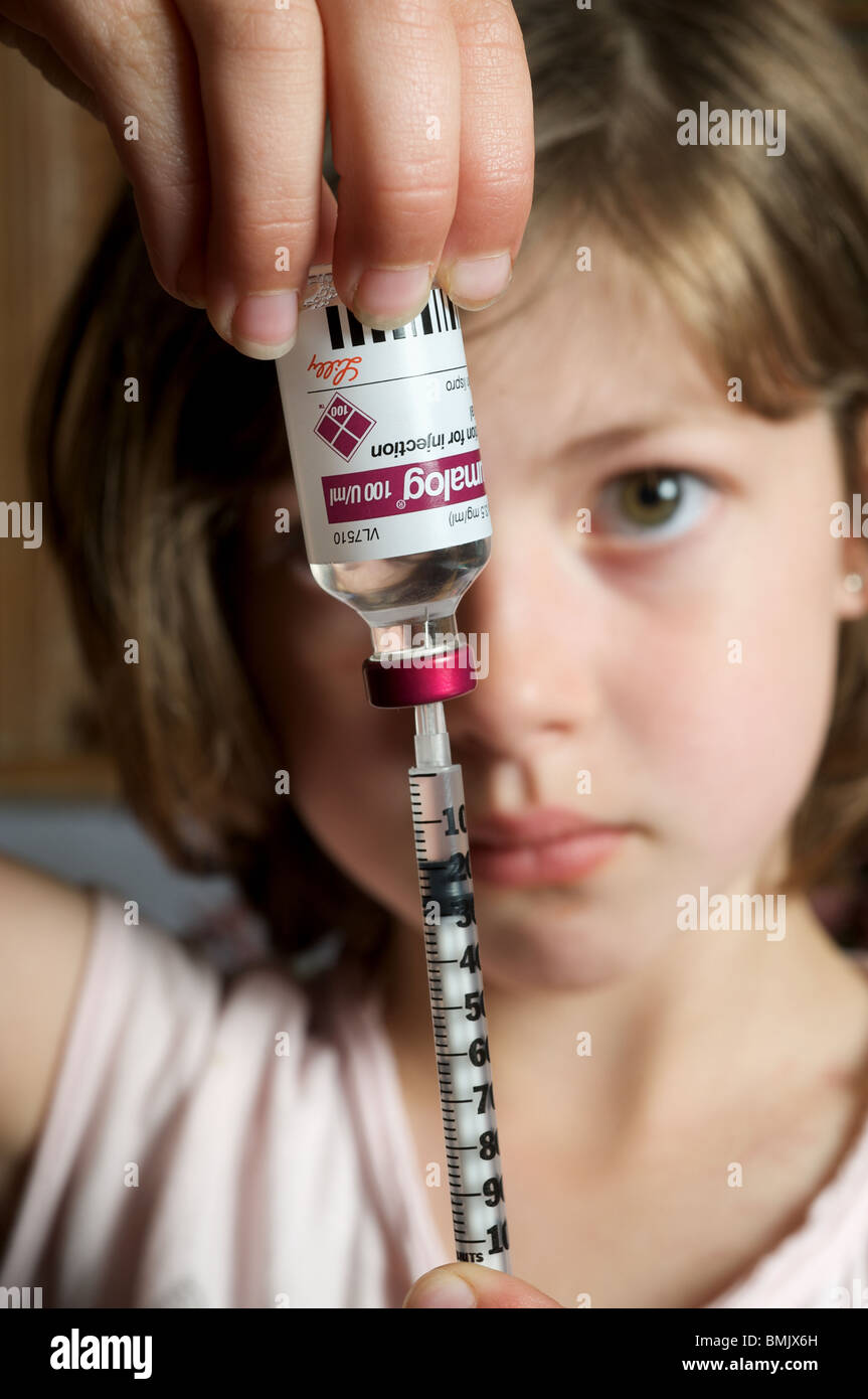 Joven elaborar la inyección de insulina Foto de stock
