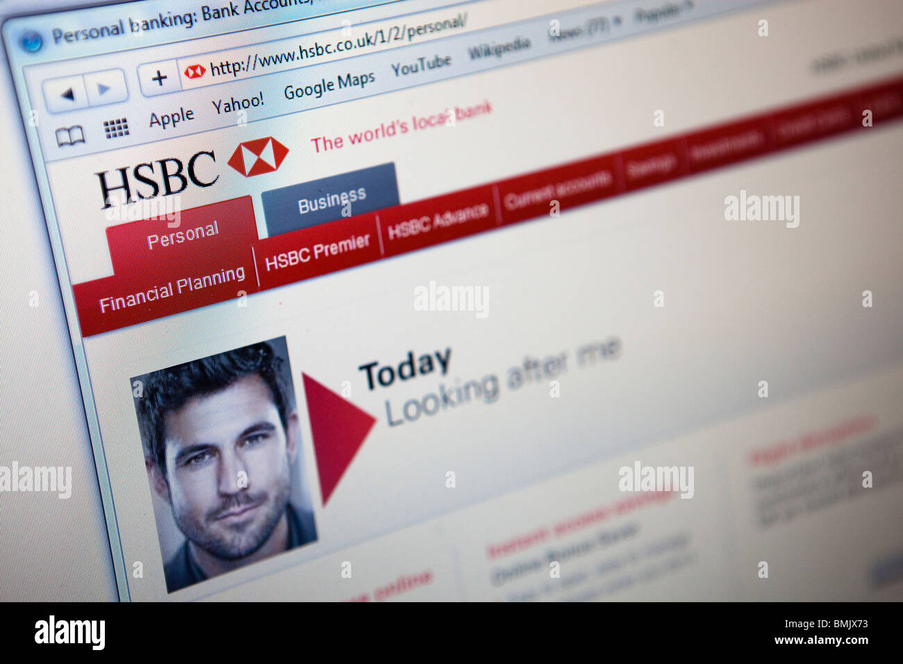 Cerca de un monitor de ordenador / pantalla mostrando el sitio web bancario HSBC Foto de stock