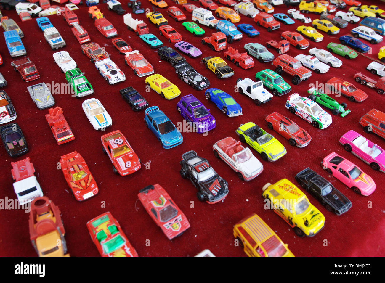 Objeto de gran grupo de modelos de autos de juguete en miniatura colección  de juguetes retro mostrar Fotografía de stock - Alamy