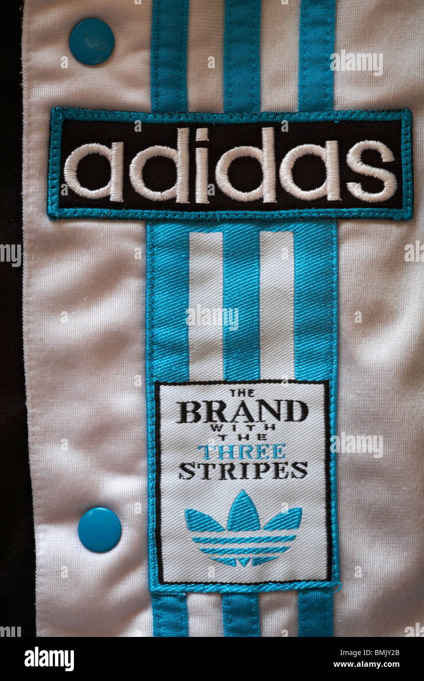 Logotipo de Adidas chándal de bottoms - LA MARCA CON TRES RAYAS Fotografía  de stock - Alamy
