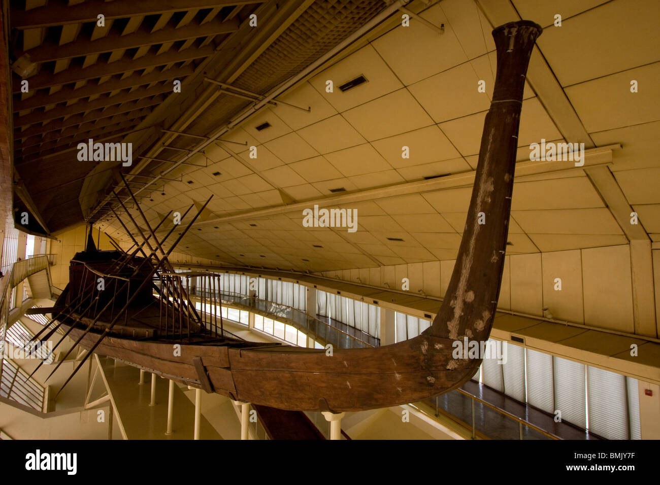 Barco Solar de Khufu en exhibición en el Museo del Barco Solar, Al Jizah, en Giza, Egipto Foto de stock