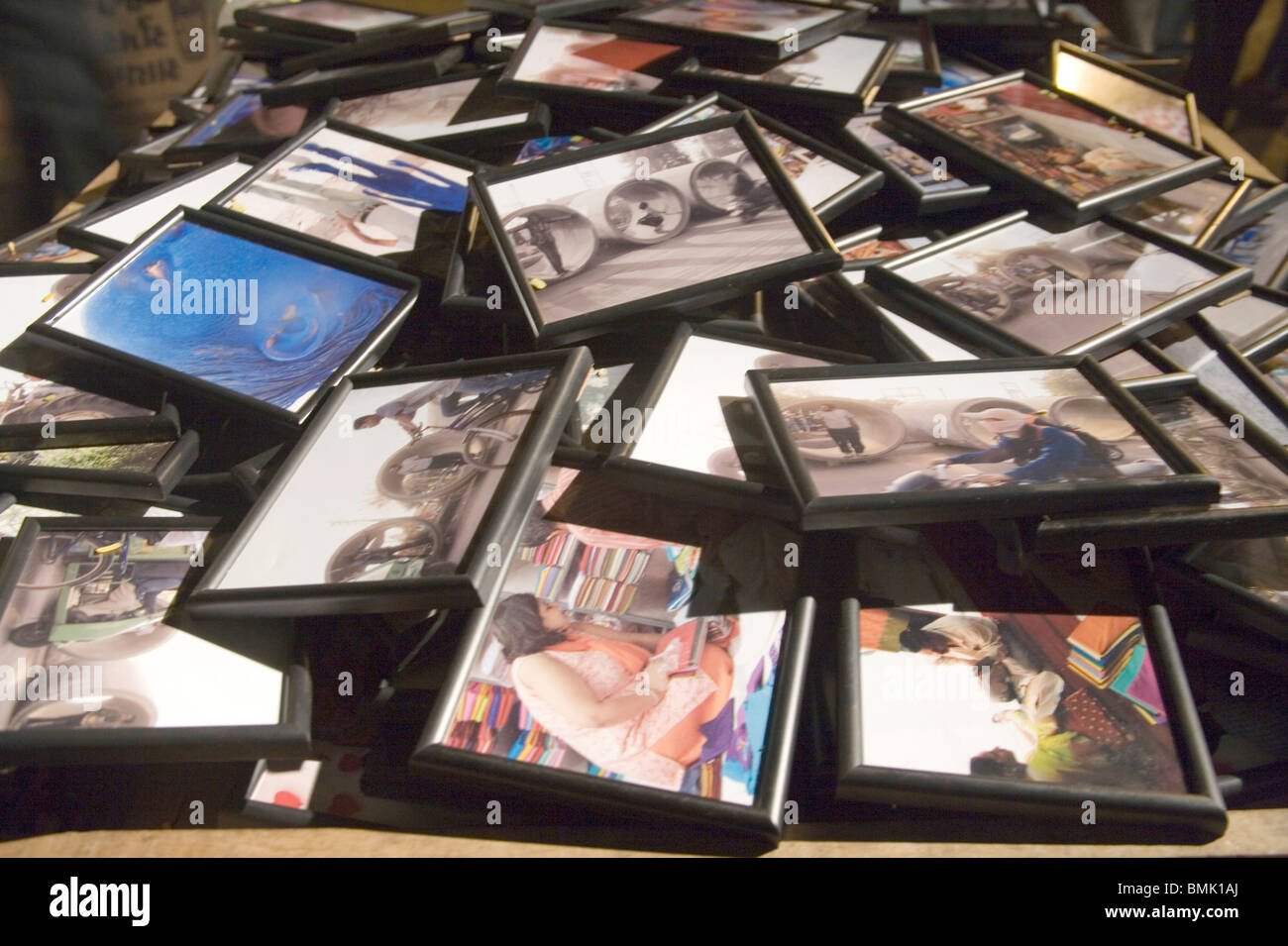 Enmarcada la fotografía artística para la venta; instalación en la Facultad de Bellas Artes de Baroda ; ; ; Gujarat India Foto de stock