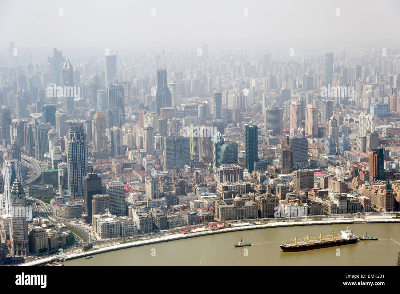 El smog y la contaminación sobre la ciudad vistos desde arriba, Shanghai, China Foto de stock