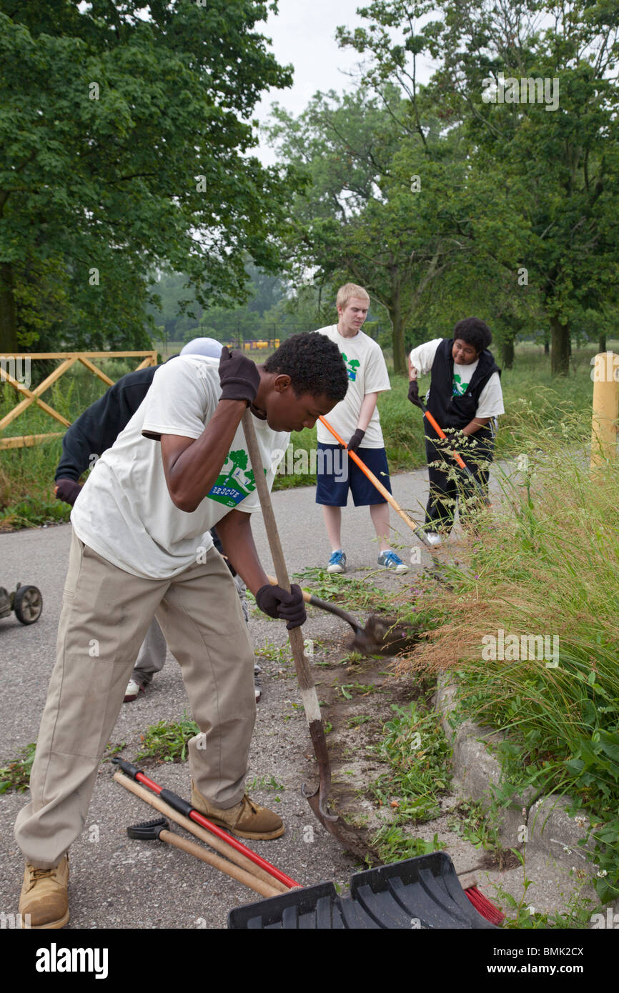 Detroit, Michigan - Voluntarios limpiar Eliza Howell Park, cortando la maleza, basura, limpieza y eliminación de plantas invasoras. Foto de stock