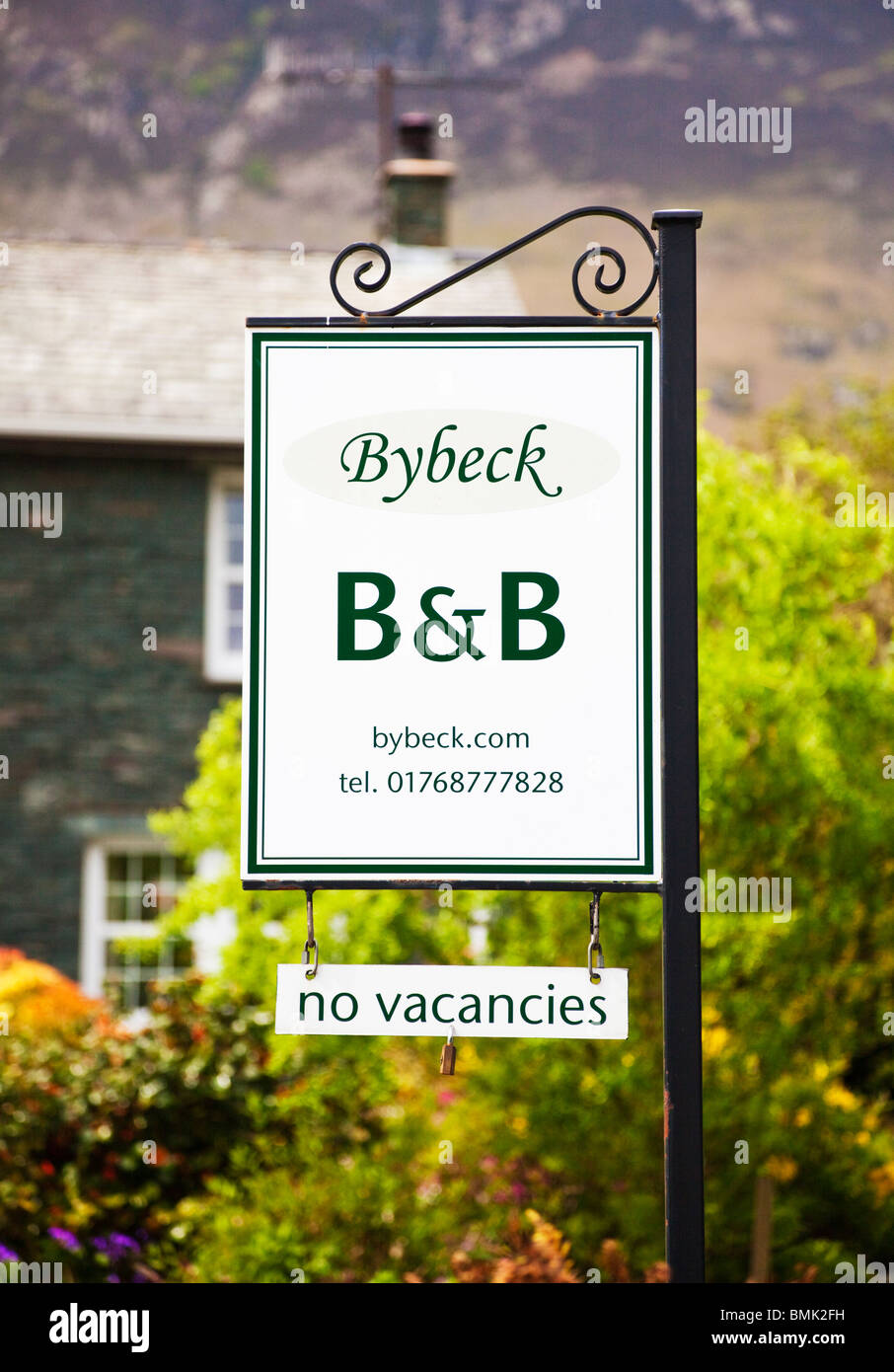 Cama y desayuno rural signpost en el Lake District, Inglaterra, Reino Unido, mostrando No hay vacantes Foto de stock
