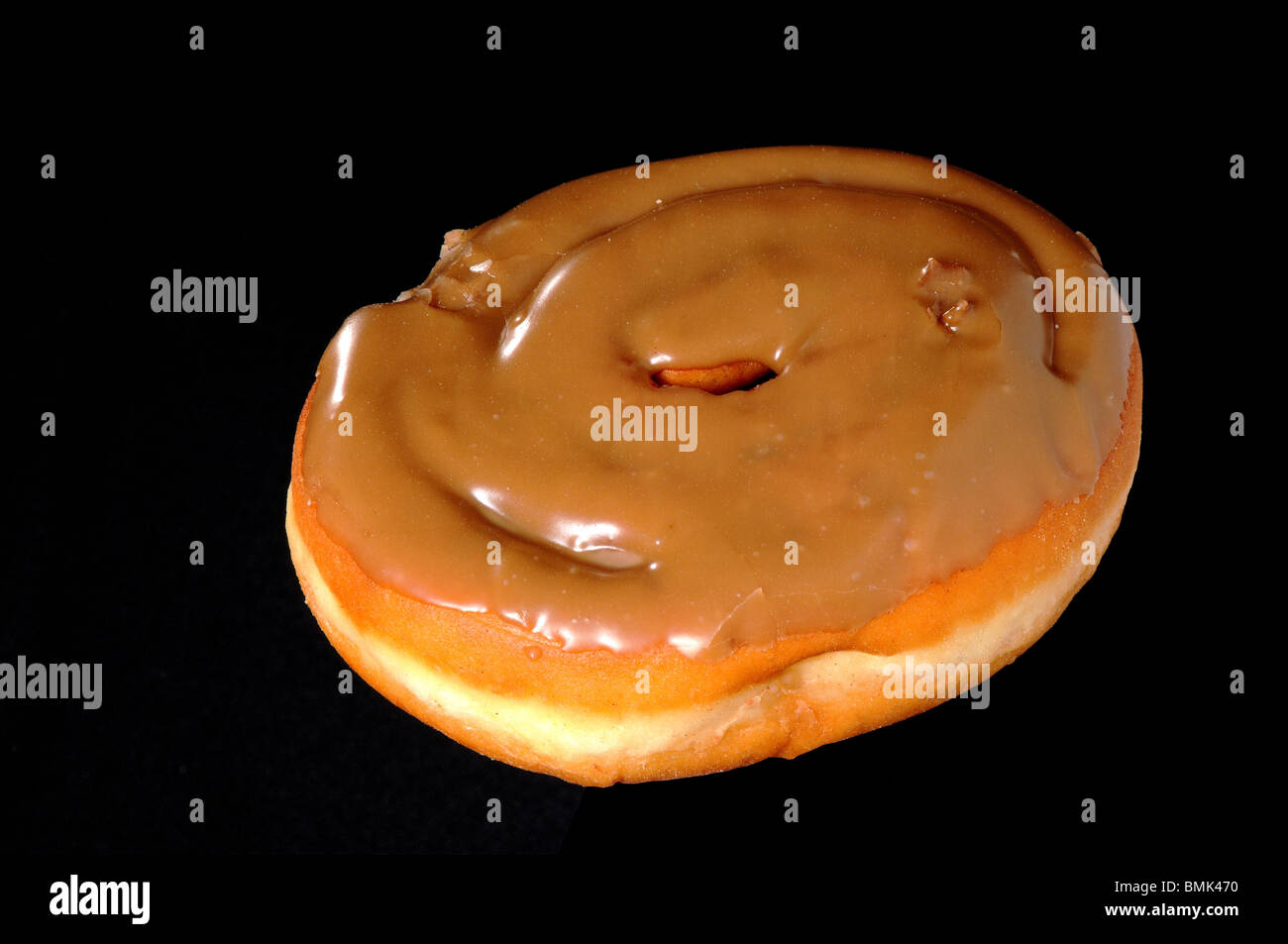 Antigua pastelería tipo donut arce sobre negro Foto de stock