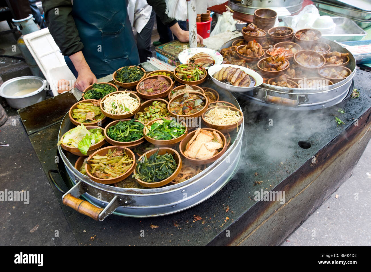 Caliente los alimentos callejeros, Shanghai, China Foto de stock