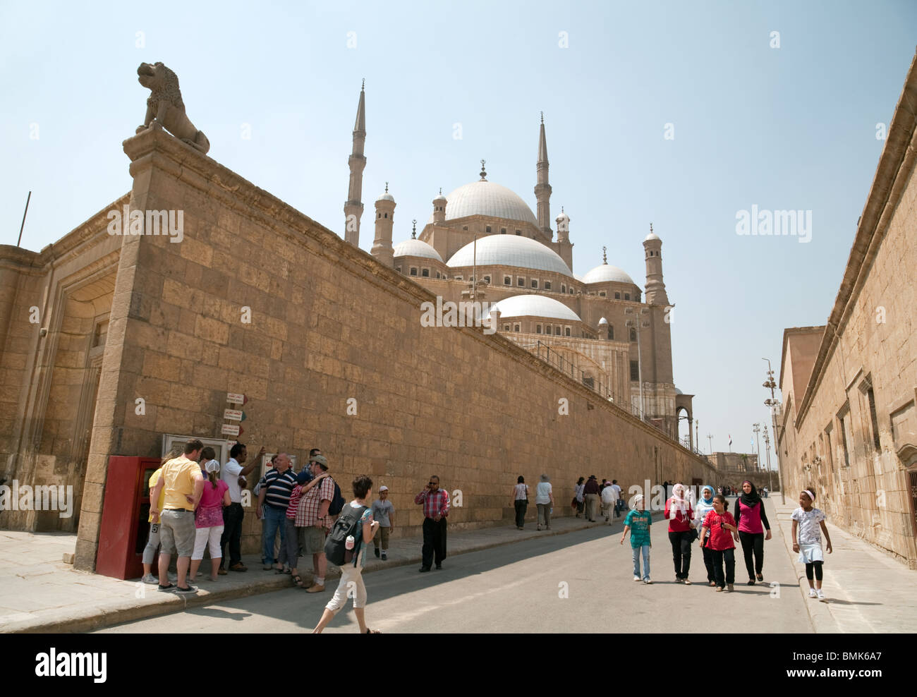 Los turistas occidentales se mezclan con los egipcios, la mezquita de Muhammad Ali, el barrio islámico, El Cairo, Egipto Foto de stock