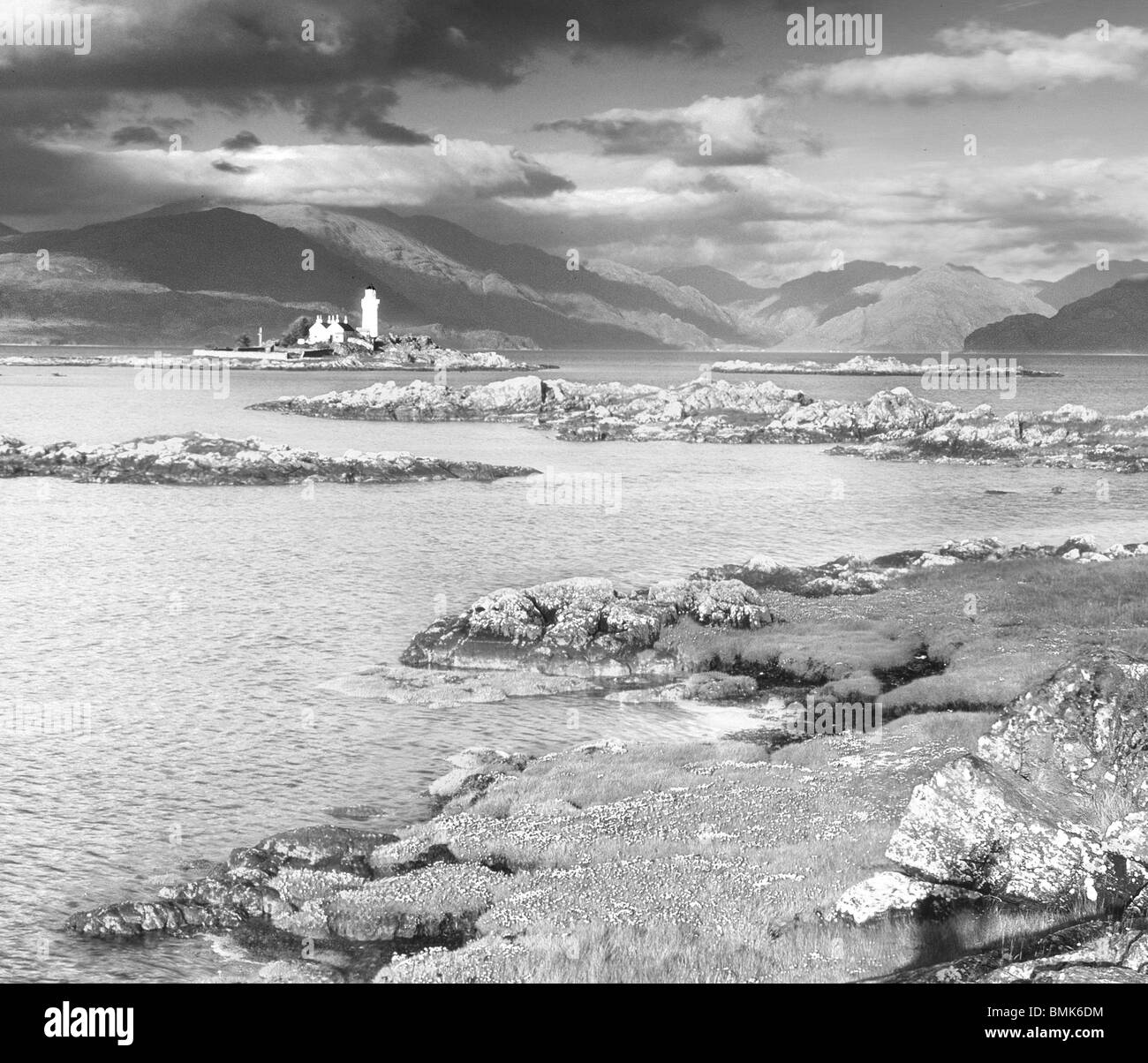 Seascape con vista de Isle Oronsay Faro, Skye Foto de stock