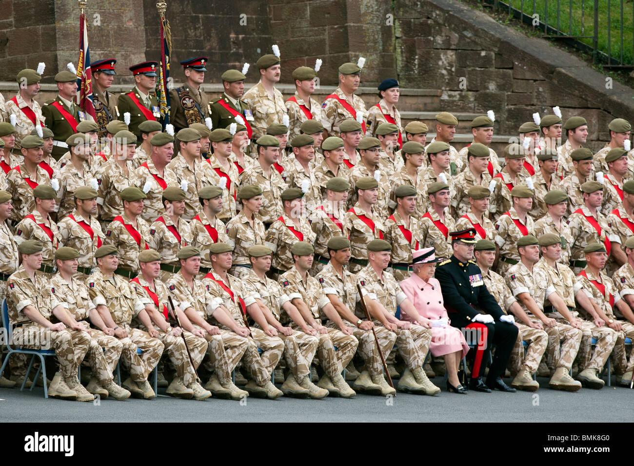 La Reina Isabel II de Gran Bretaña en el parche de servicio y Afganistán recibió la medalla al servicio del 1er Batallón del Royal Welsh Foto de stock
