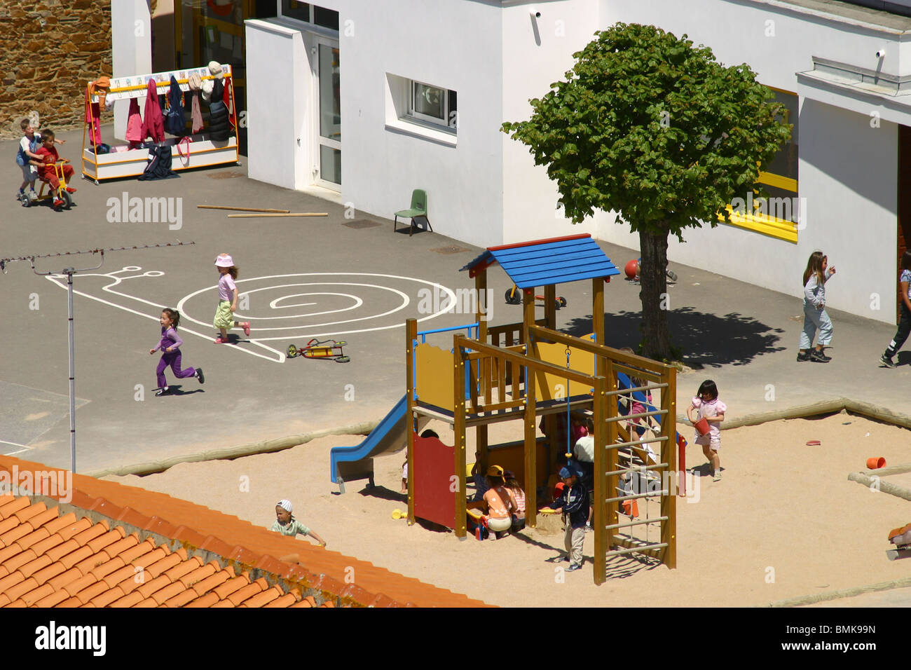 Fotos del patio de la escuela fotografías e imágenes de alta resolución