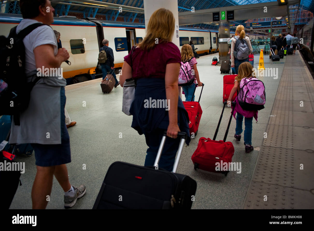Londres, Inglaterra, Reino Unido, Gran Bretaña, grupos de familias  turísticas que viajan en la estación de tren de alta velocidad, 'S t.  Pancras', Eurostar, arrastrando equipaje sobre ruedas, mujer caminando  [trasero] Fotografía