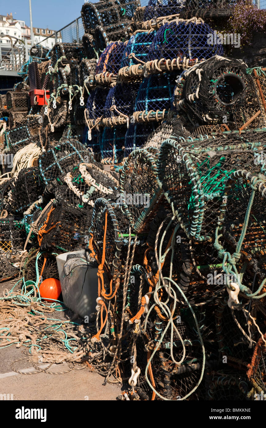 Reino Unido, Inglaterra, Devon, Brixham industria pesquera potes de langosta en el Quayside Foto de stock