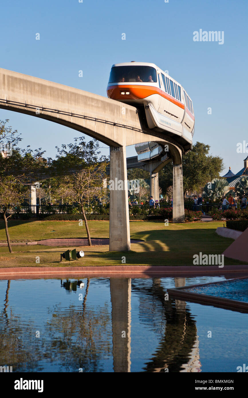 Kissimmee, FL - Ene 2009 - Monorail pasa por encima de la cabeza en Walt Disney's Epcot Center en Orlando, Kissimmee Florida Foto de stock