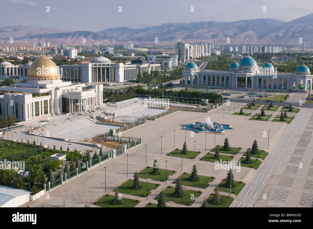 Imponente palacio con cúpula, Ashgabat, Turkmenistán Foto de stock