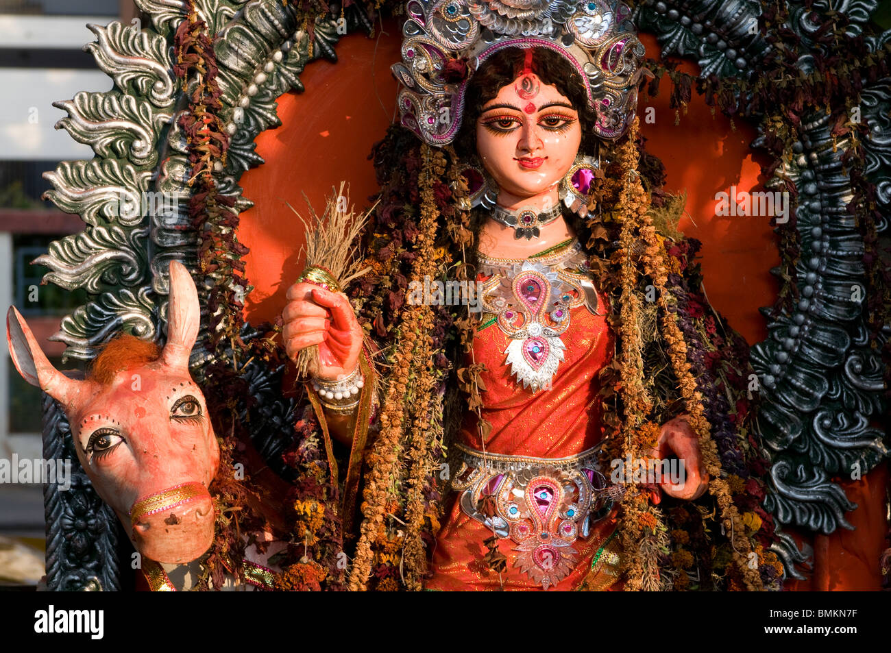 Diosa hindú al lado de una carretera, Kolcata,India Foto de stock