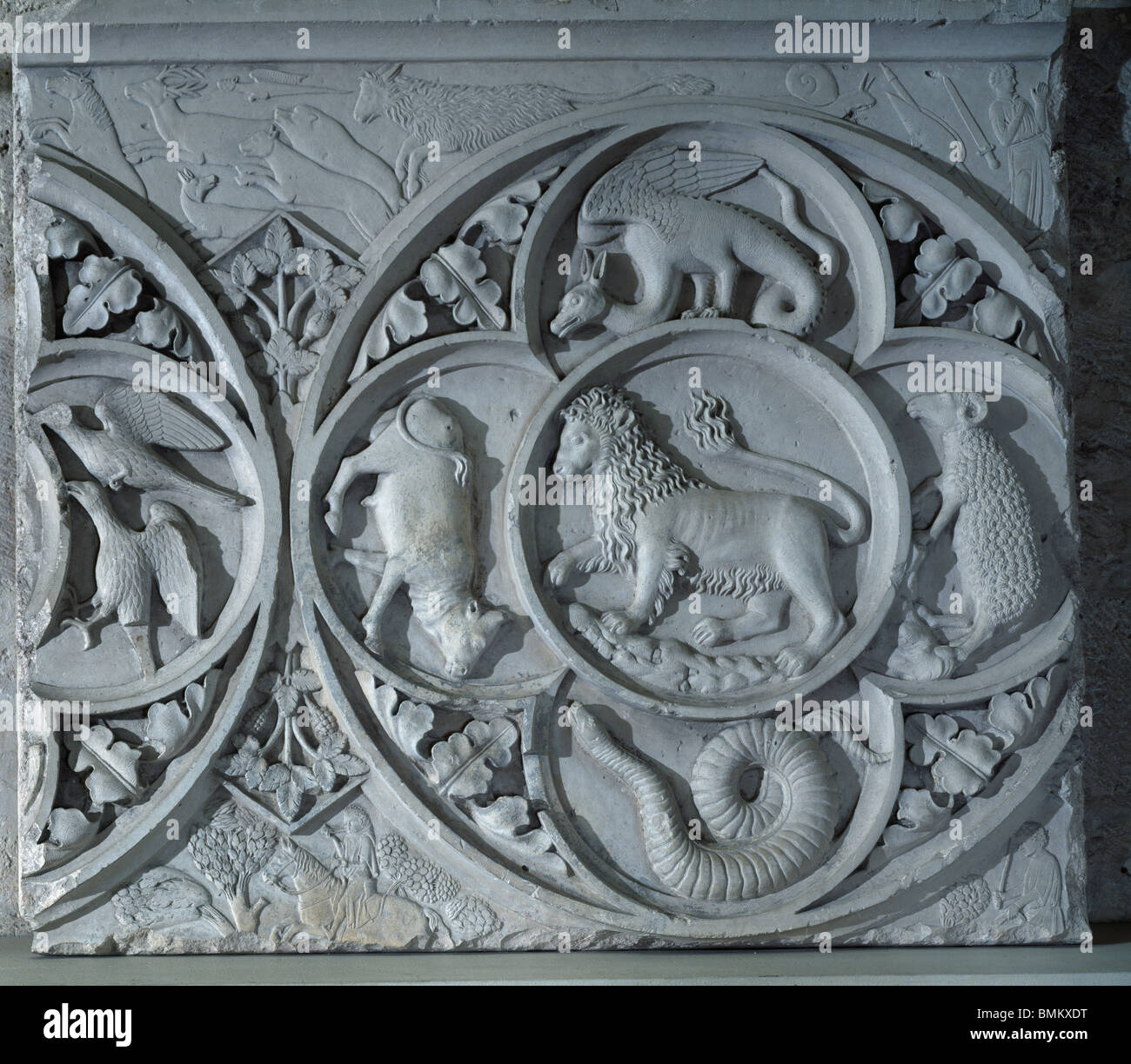 Chartres Catedral de Notre Dame. Francia. Fragmento de la destruida "jube", c. 1220. Escenas de caza y roundel mostrando las bestias Foto de stock
