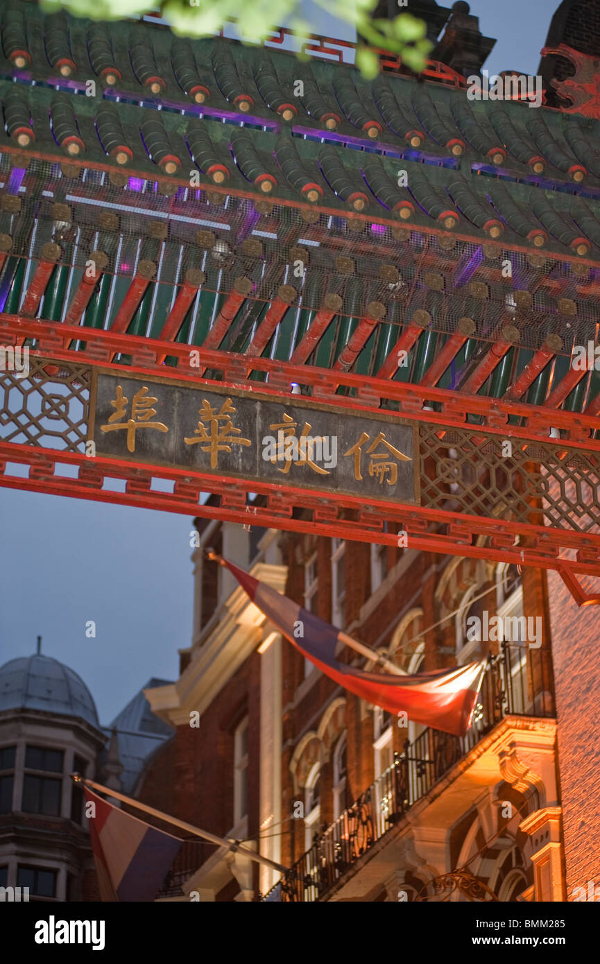 Londres, Reino Unido, Chinatown, escenas callejeras, la arquitectura china, detalle , la noche Foto de stock