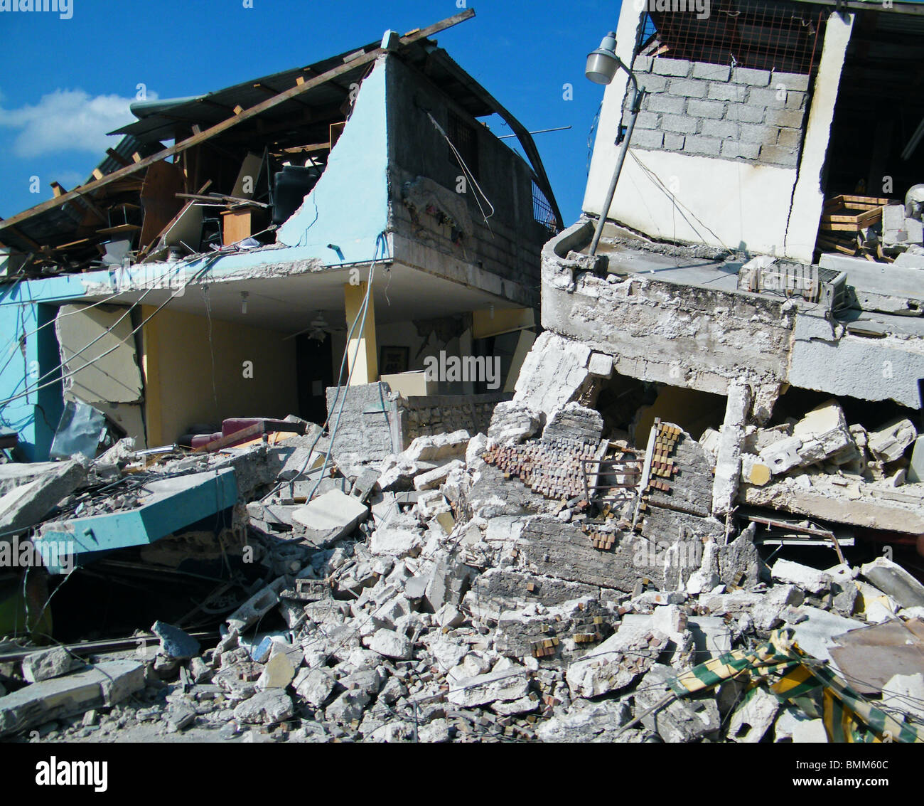 Los edificios dañados en el centro de Puerto Príncipe tras el terremoto de Haití Foto de stock