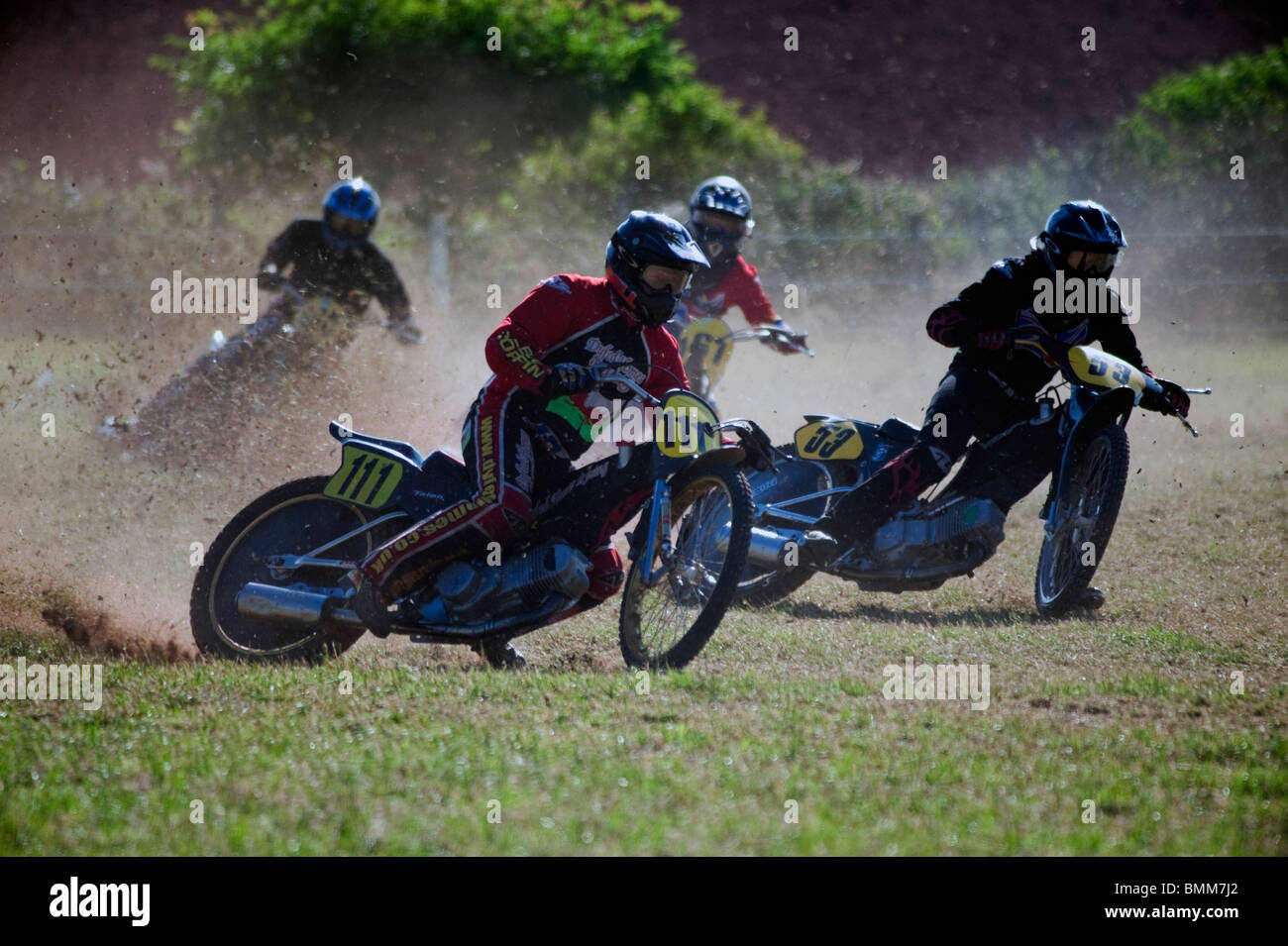 MCC Ledbury grasstrack raza. Cuatro carreras de motocicletas en un campo. Pista de césped 4 motos, plana durante una carrera. Foto de stock