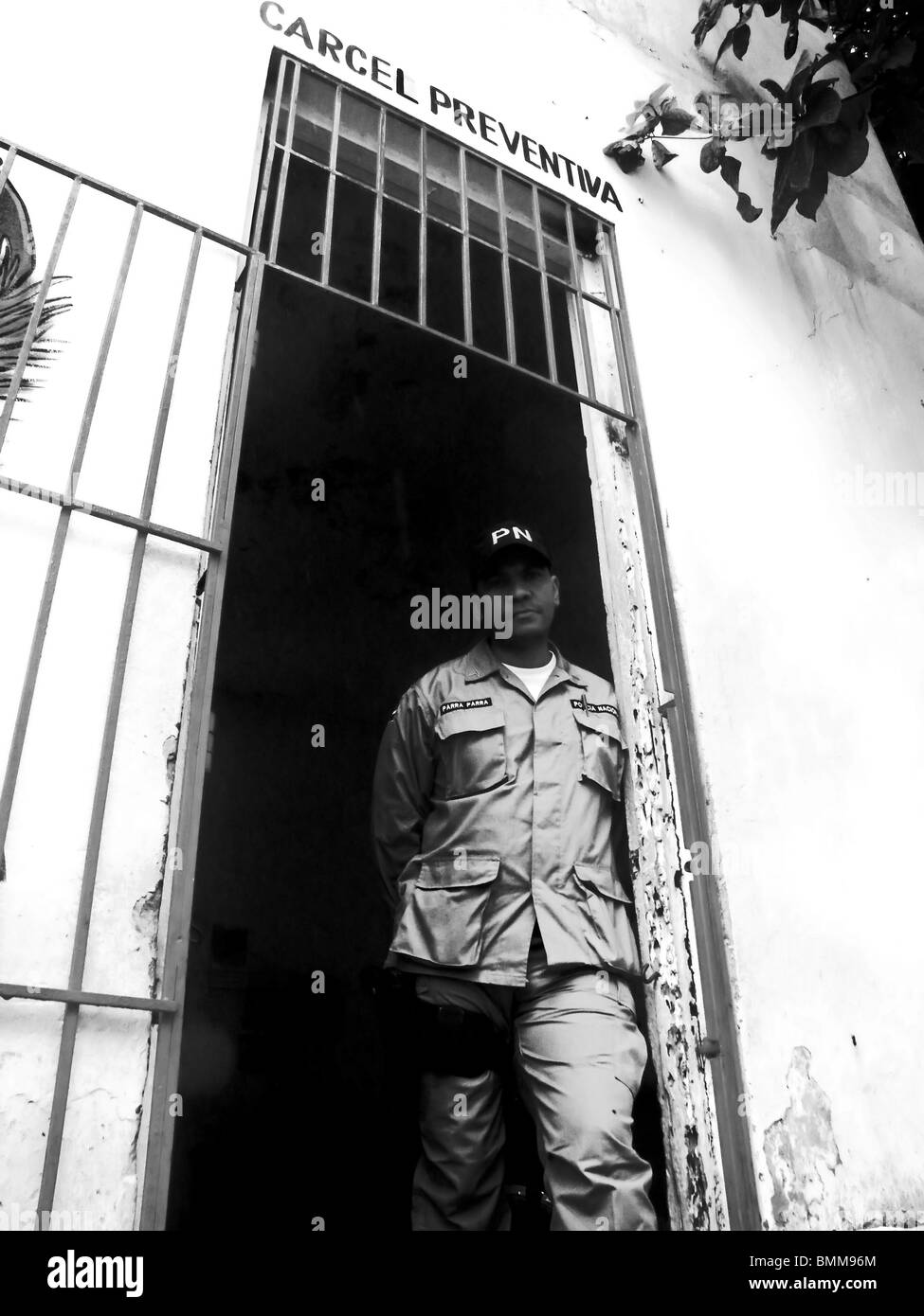 Un guardia está en la puerta de la "prisión preventiva" en Puerto Plata, República Dominicana. Foto de stock