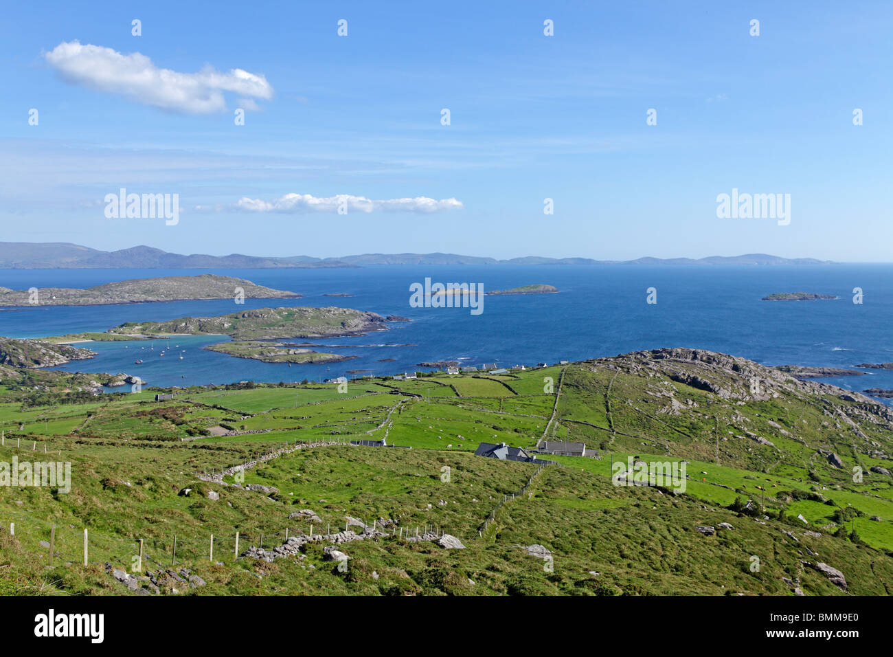 Vista panorámica de la Bahía de Ballinskelligs, Océano Atlántico, Anillo de Kerry, República de Irlanda Foto de stock