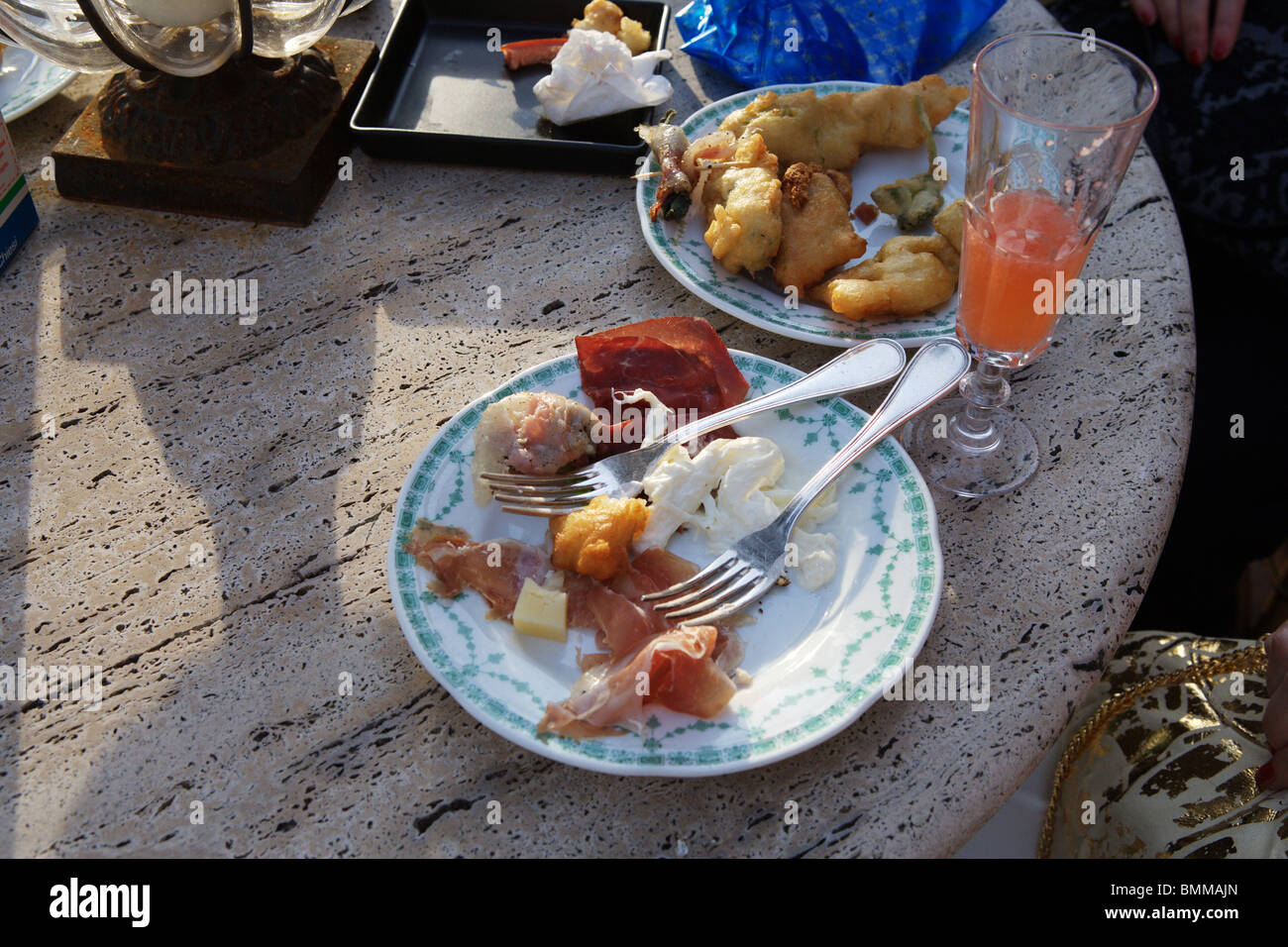 Platos con comida en la mesa en una fiesta al aire libre Roma Italia Foto de stock