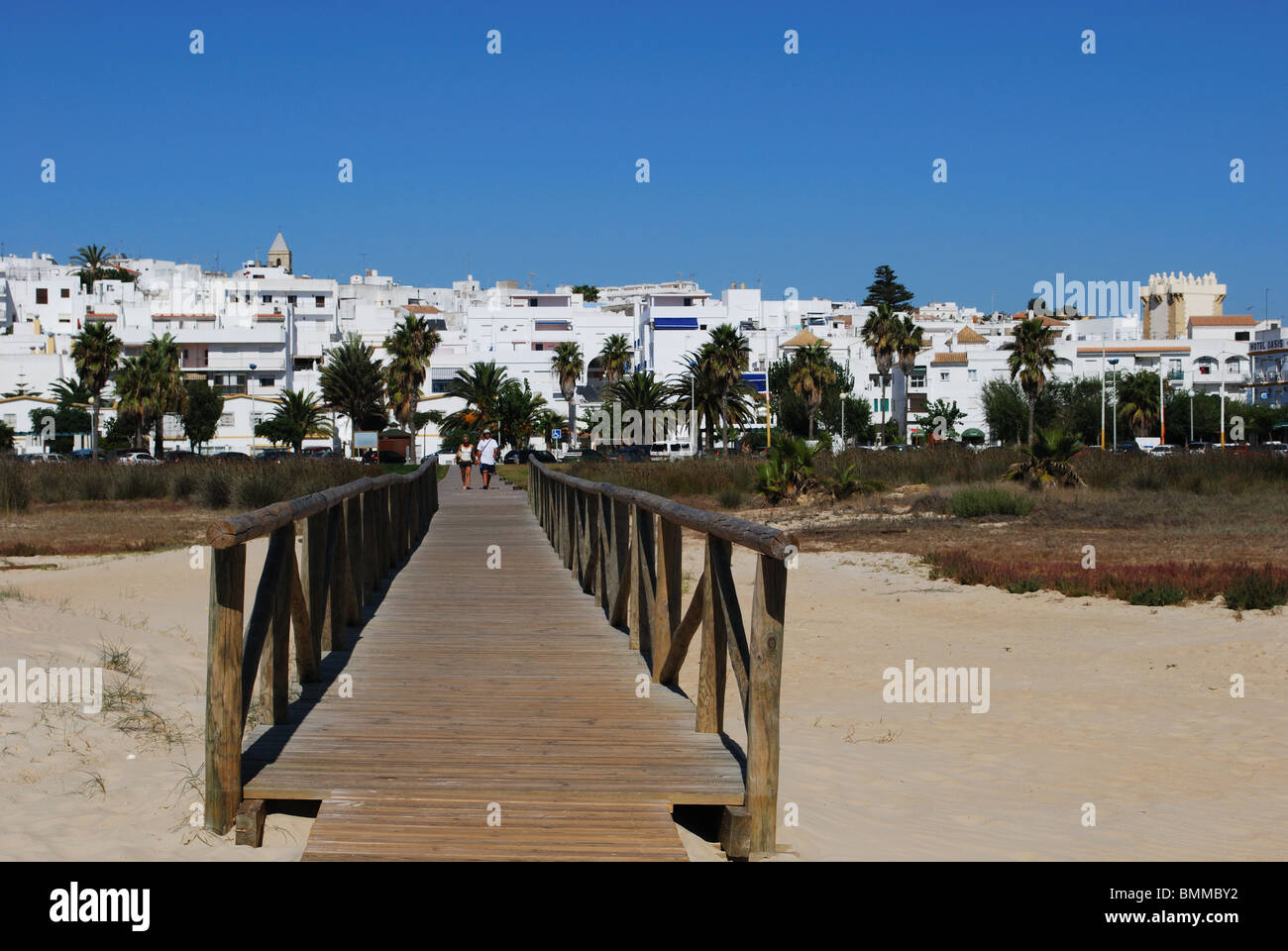 Puente de madera sobre la playa principal de la ciudad, Conil de ...