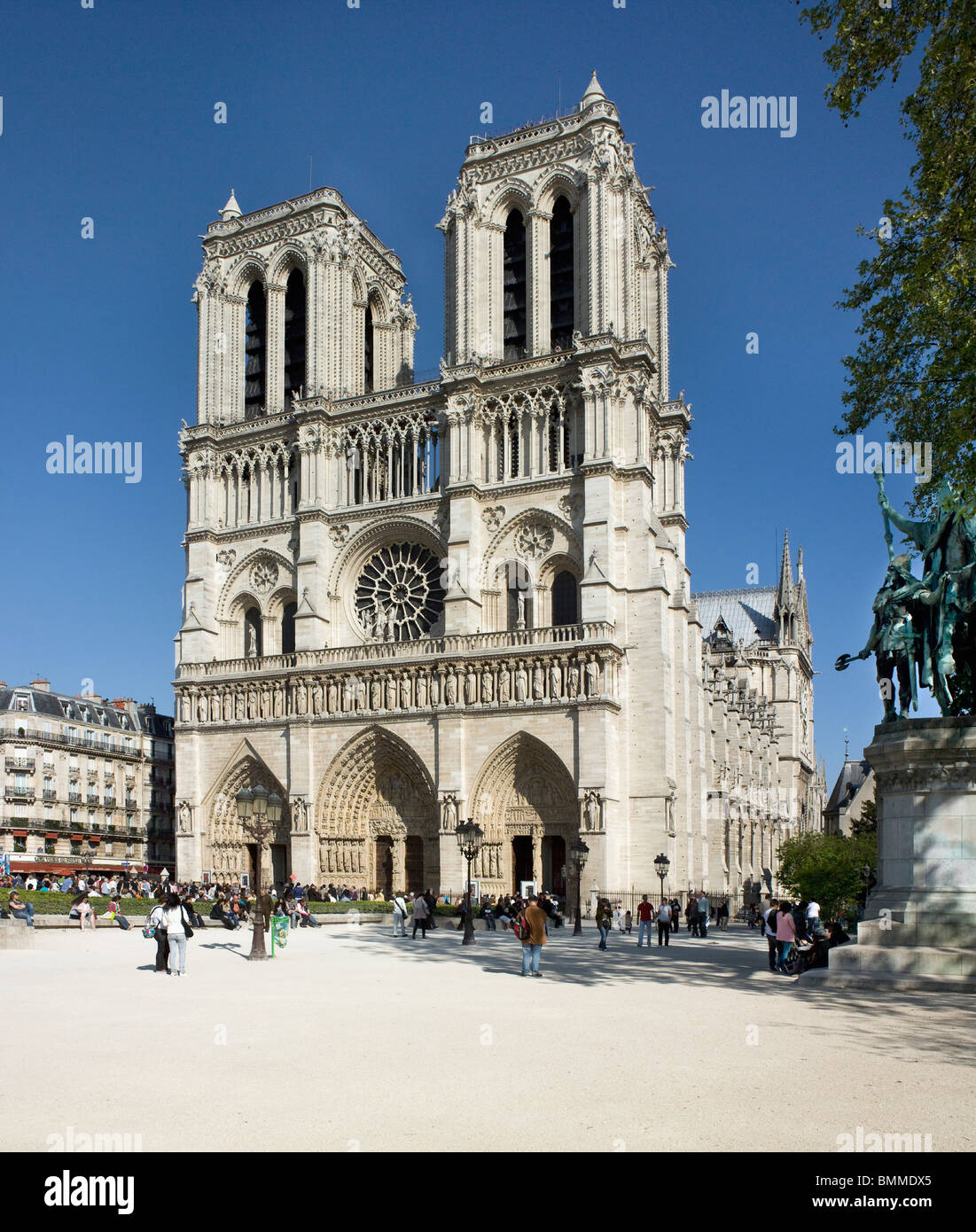 La catedral de Notre Dame, París, West front con las torres gemelas. 1200-1225, de estilo gótico. Foto de stock
