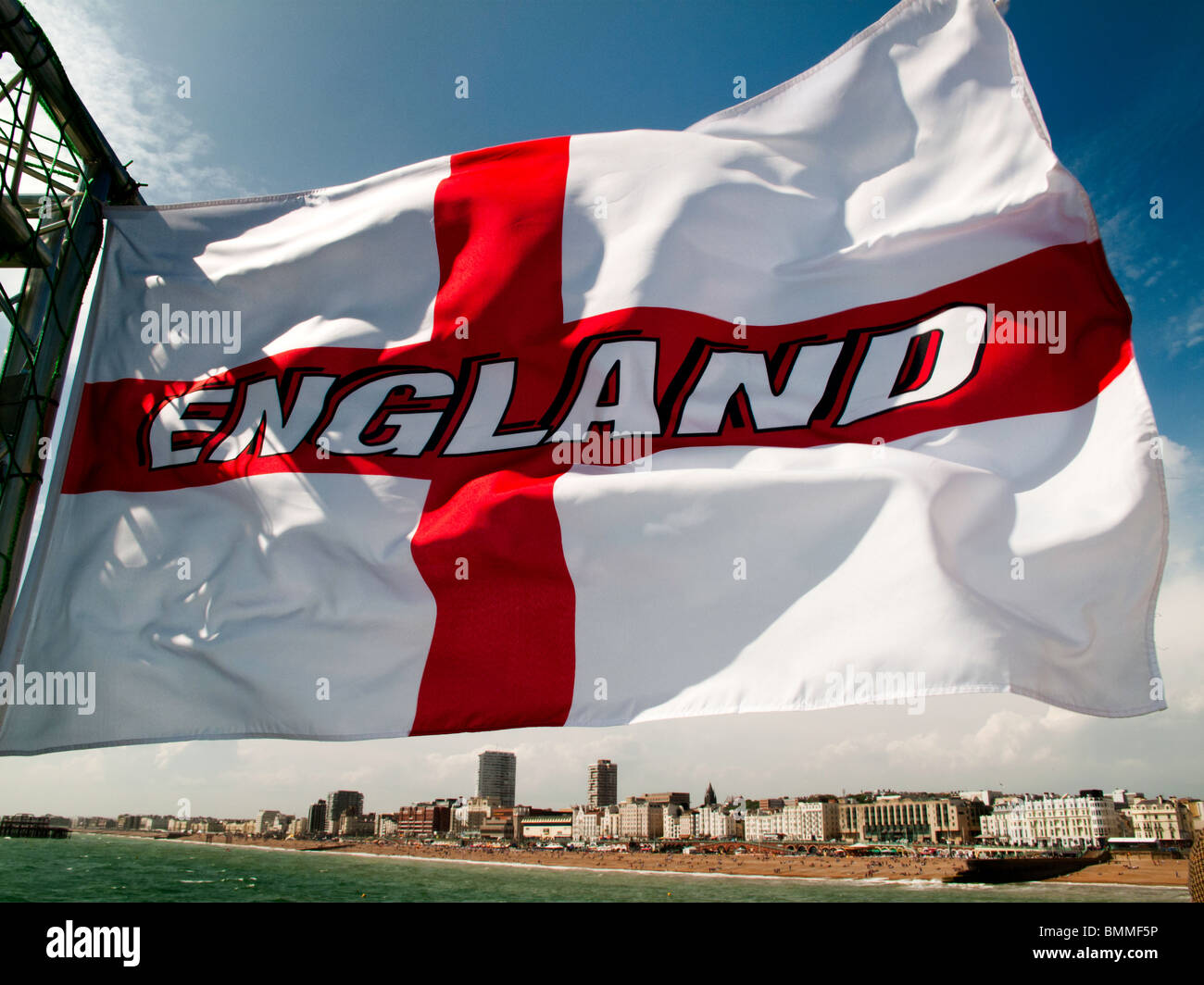 Inglaterra la bandera ondea en el viento,Brighton Pier, Brighton, Sussex, Inglaterra Foto de stock