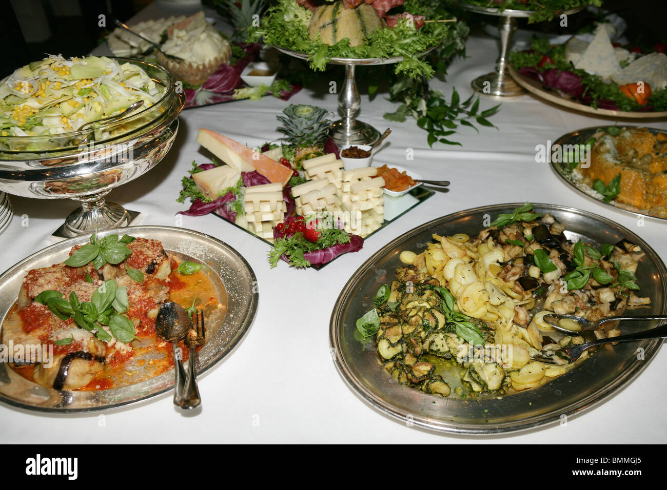 Los platos en la mesa completa cena buffet de comida italiana parte de  recepción Fotografía de stock - Alamy