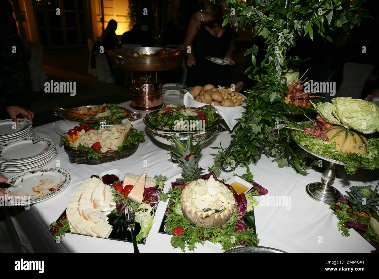 Los platos en la mesa completo set cena buffet de comida italiana parte de  recepción Fotografía de stock - Alamy