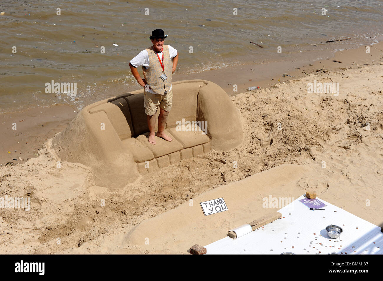 Escultura de arena sofá y del artista en la playa de South Bank en Londres  Fotografía de stock - Alamy