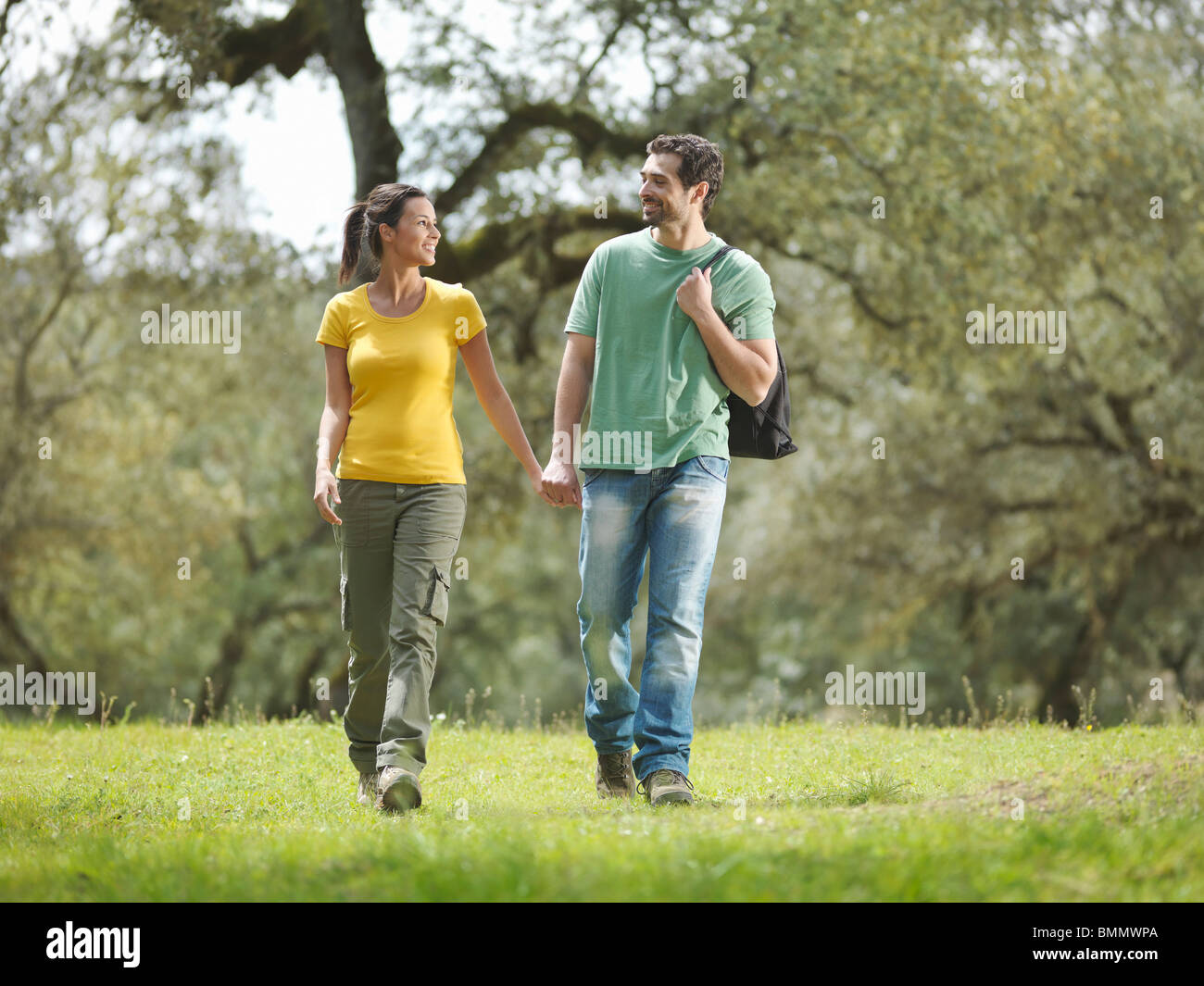 Un hombre y una mujer caminando de la mano Foto de stock