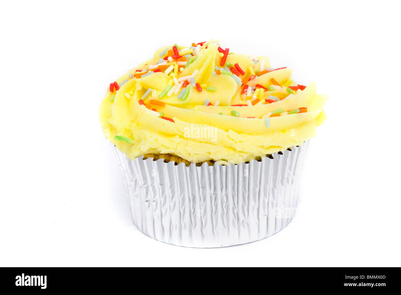 Cupcake amarillo sobre un fondo blanco. Foto de stock
