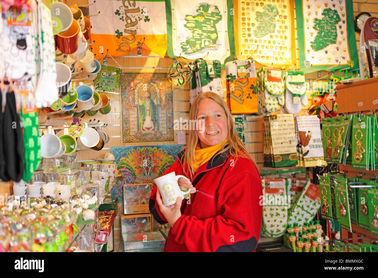 Mujer joven en una tienda de regalos, los acantilados de Moher, Clare, República de Irlanda Foto de stock