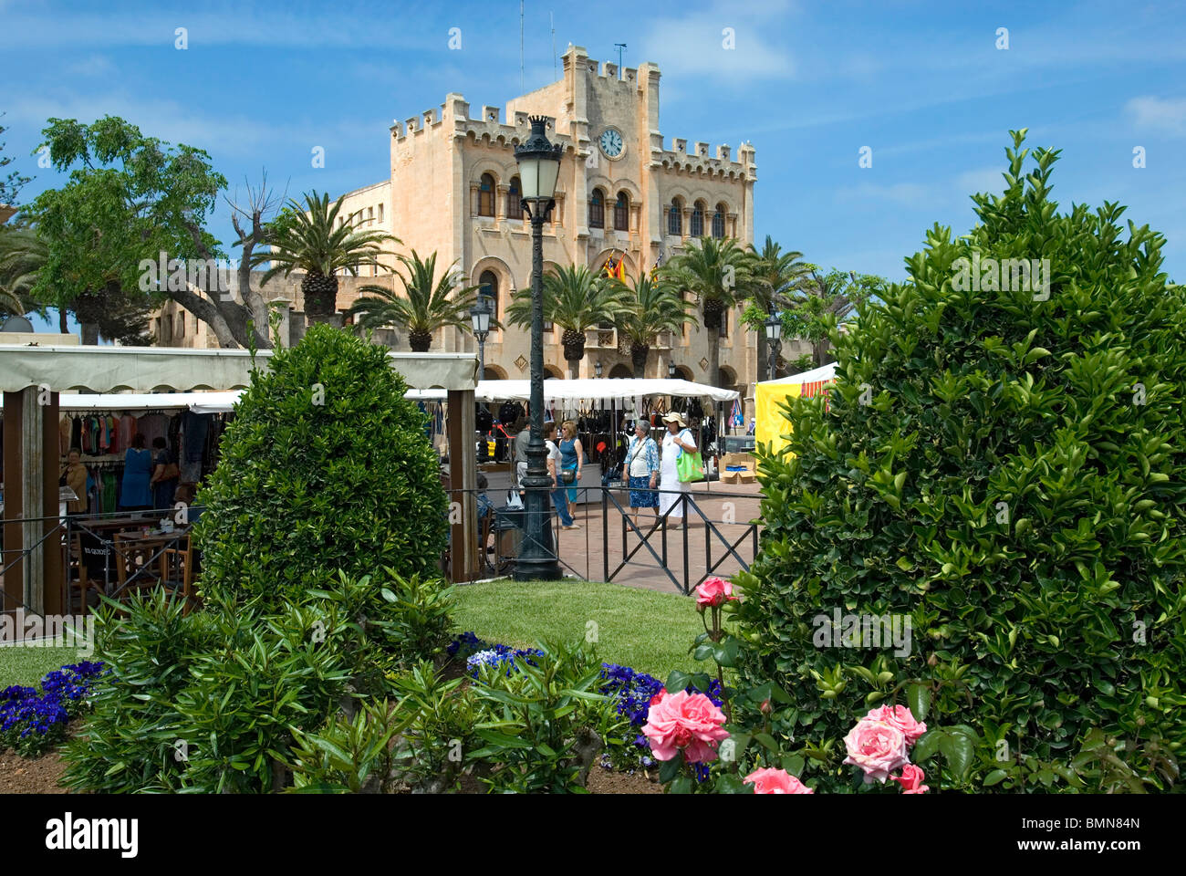 Día de mercado en la plaza del Ayuntamiento, Ciutadella, Menorca, Islas Baleares, España Foto de stock