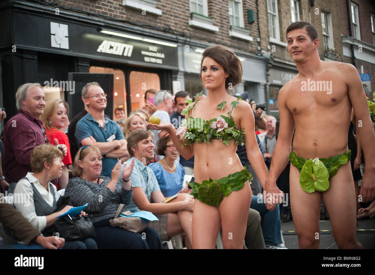 Pareja en trajes de Adán y Eva en el Fashion Show recibe aplausos en  Bermondsey street Festival 2010 Fotografía de stock - Alamy