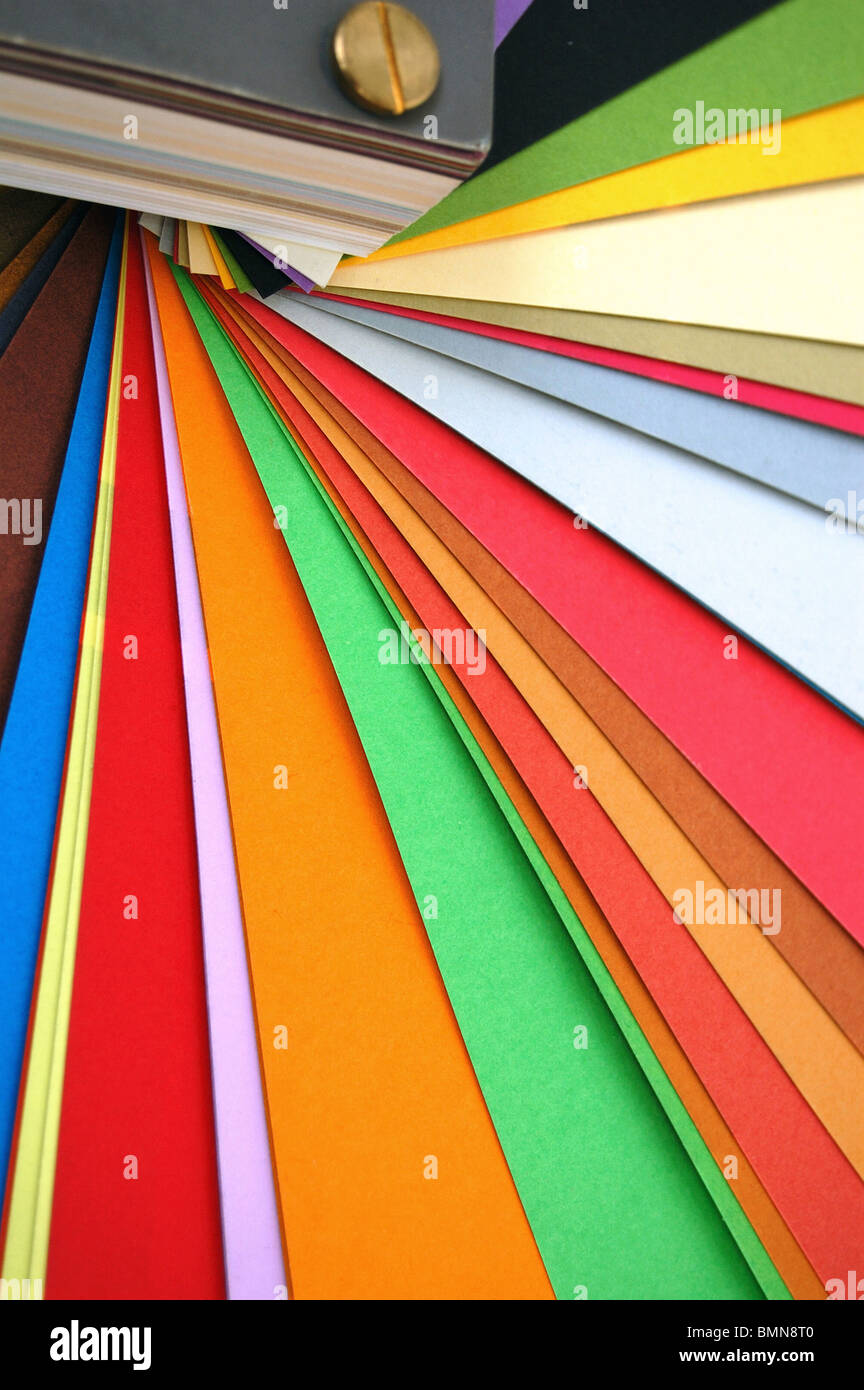 Espectro gráfico color de papel. Diferentes colores y gramajes de papel de impresión. Foto de stock