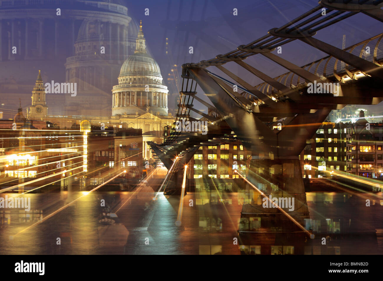 La Catedral de St Paul y Millenium Bridge de noche en Londres. Esta imagen lograda mediante la modificación de la longitud focal dos veces durante la exposición. Foto de stock
