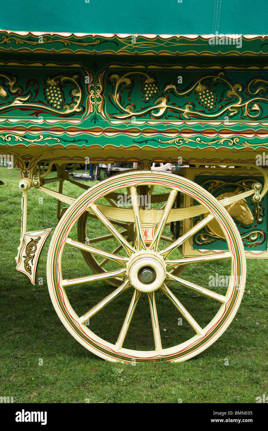 El Wagon Wheel y decorado de un lado Gypsy Caravan. Foto de stock
