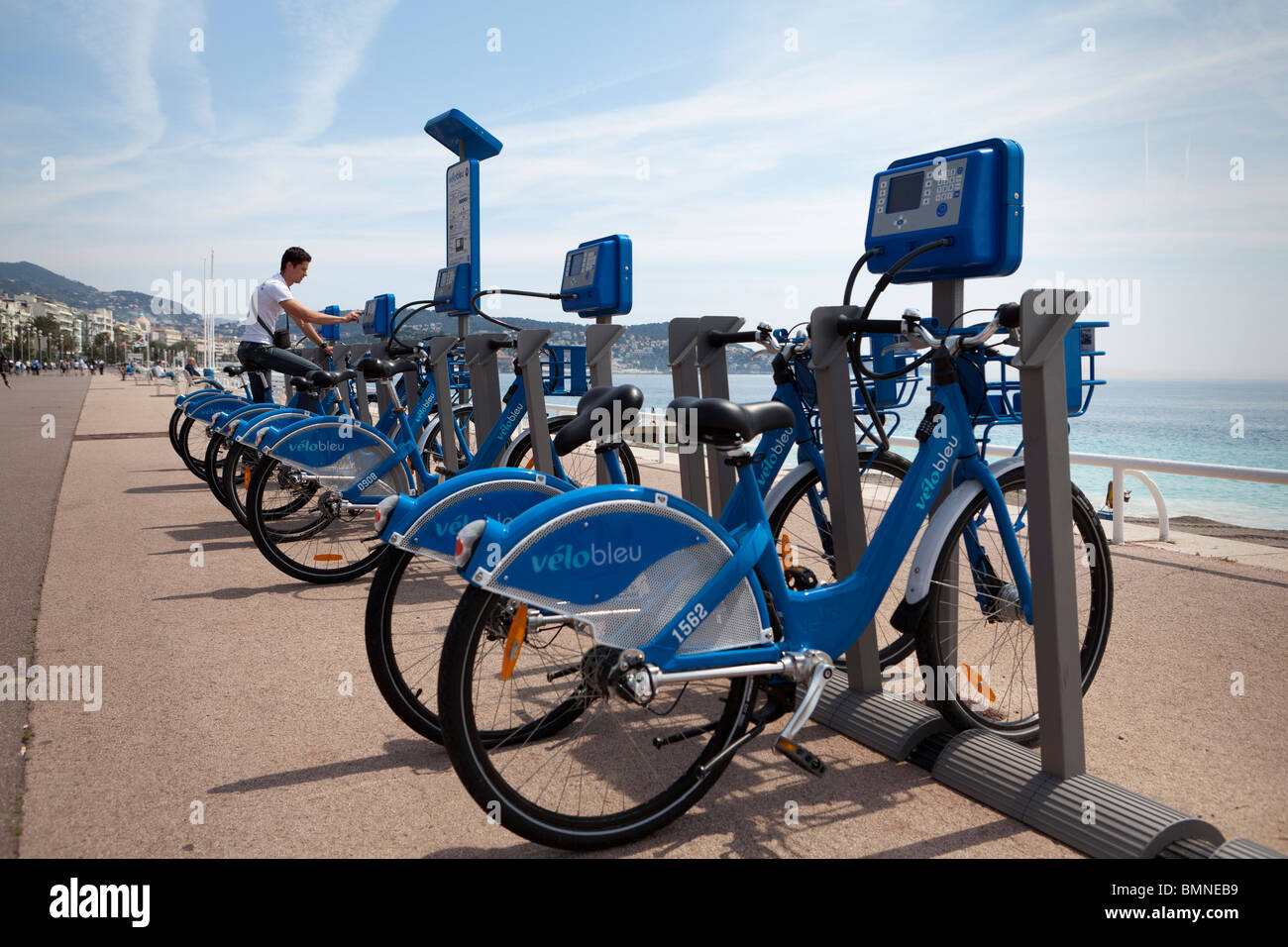 Alquiler de bicicletas-Velo Bleu,Promenade des Anglais, Niza,Cote D'Azur,  Francia Fotografía de stock - Alamy