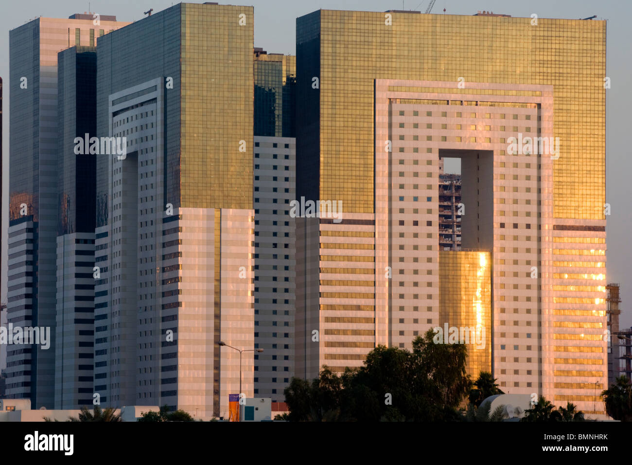 Qatar, Doha alto edificio moderno en el centro Foto de stock