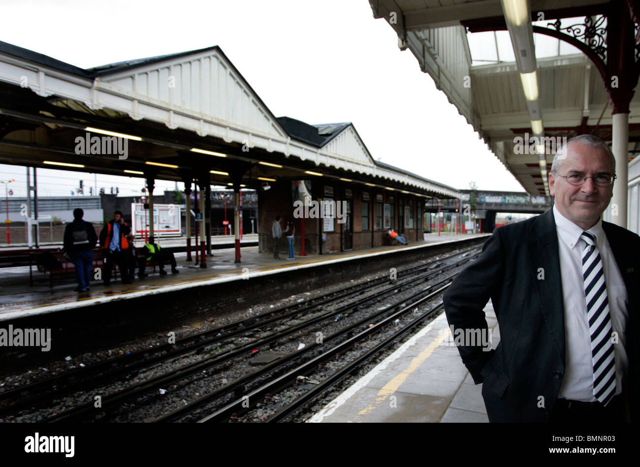 Peter hendy comisario Transporte de Londres en una estación de ferrocarril Foto de stock