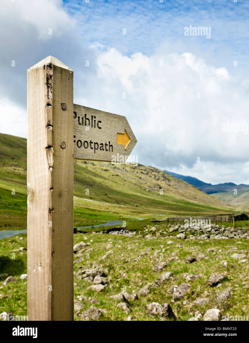 Sendero público cartel de madera en un remoto valle en el Lake District, Inglaterra Foto de stock