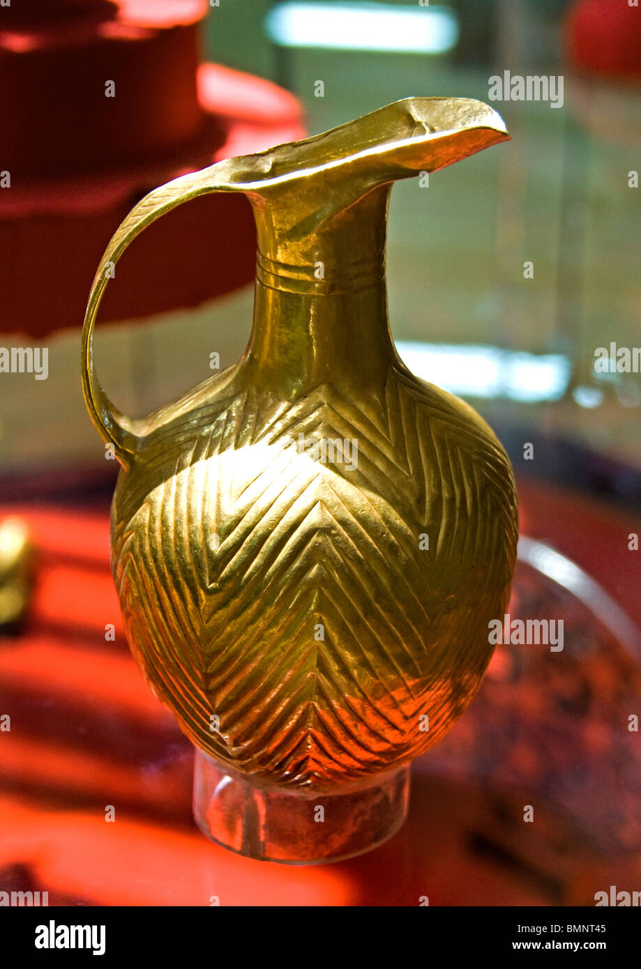 Museo de Anatolia Ankara jarra mug puede tankard 2350 BC a principios de la Edad del Bronce, tumbas Alaca Huyuk en Turquía Museo de Anatolia Ankara Foto de stock