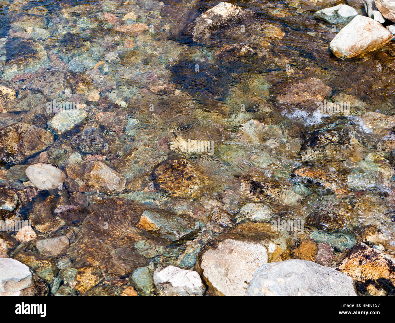 Los guijarros en el agua que fluye en un arroyo Cerrar vista aérea Foto de stock
