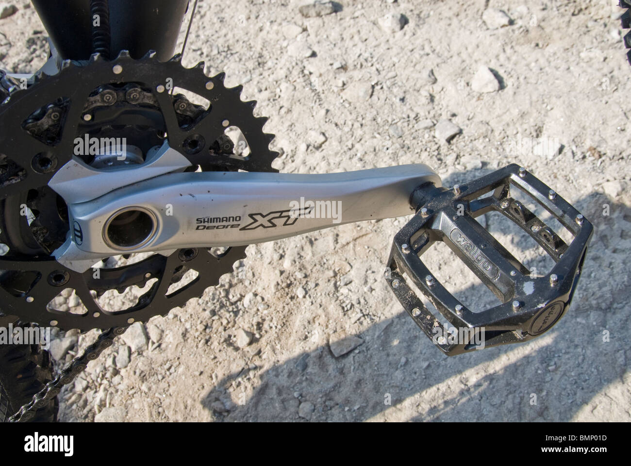 Detalle shot de mountain bike y pedal de brazo de manivela