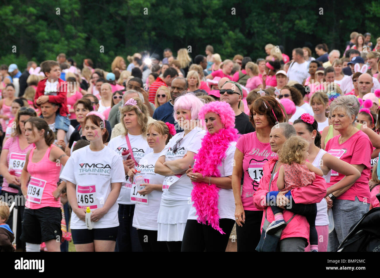 Multitud en rosa Cancer Research UK en una carrera por la vida evento de caridad. Foto de stock